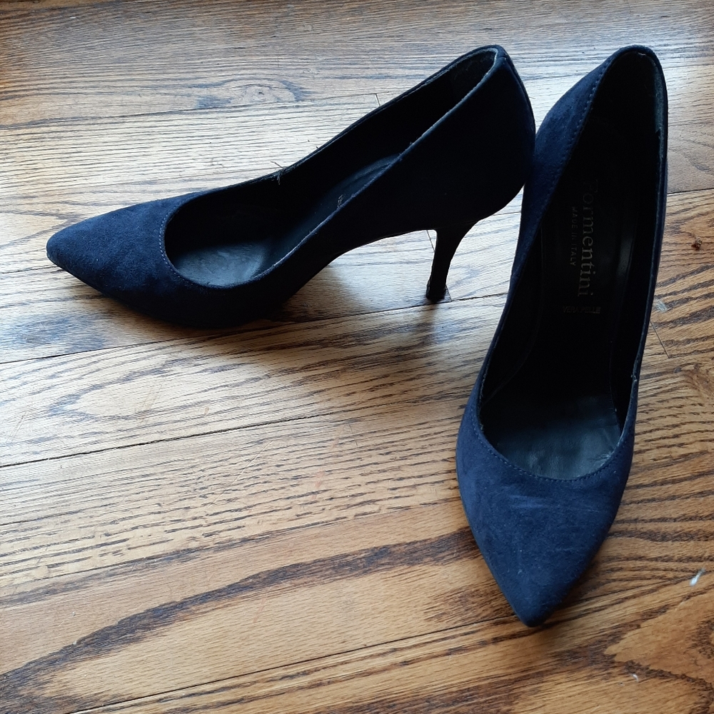 Navy pumps